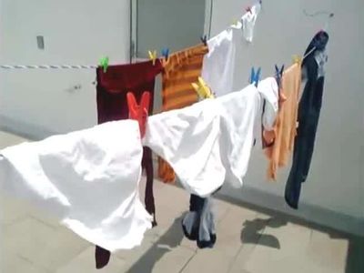 espiando la casa de la vecina y sus pantys