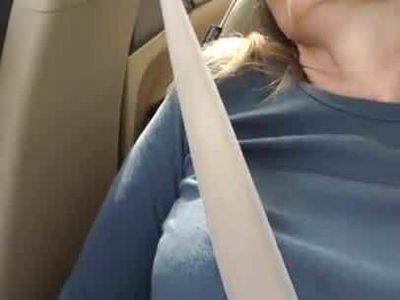 Natacha vibrates her cunt