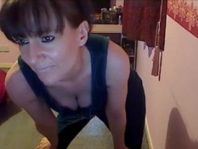 Scottish MILF pisses for you