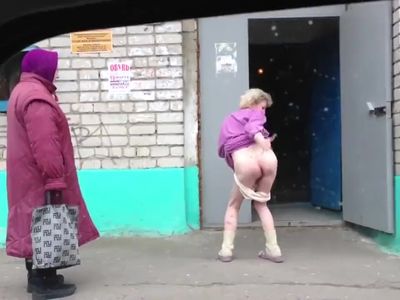 Vecchia sotto effetto di droga impazzisce, si spoglia e cementa passante