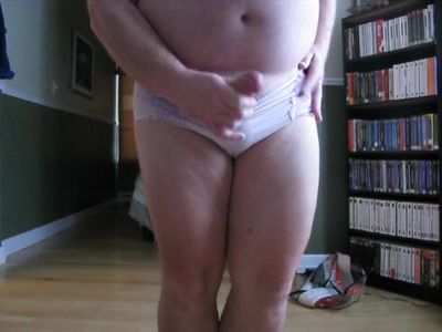 Délicieuse branlette dans les petites culottes de ma conjointe