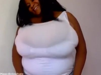 Mi tia pechugona mostrando sus pechotes en la webcam a su esposo