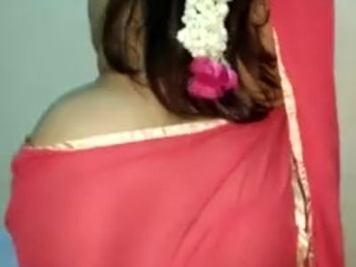 Desi bhabhi in reshmi very saree show off