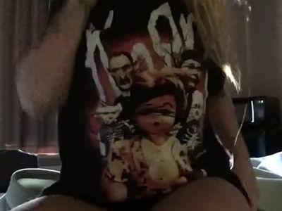 Teen rubs her pussy till she cums just in time for work