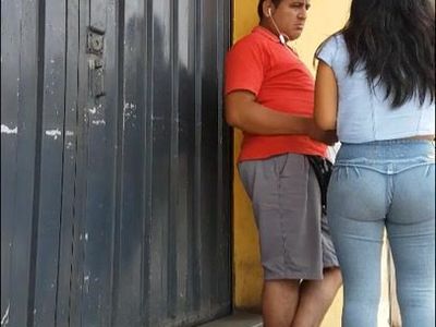 linda culona en jeans