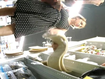 sous la jupe mature en shorty