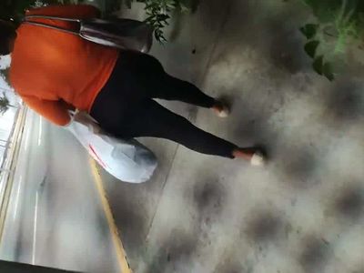 Madura nalgona caminando