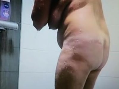 AVEC ANNABELLE SOUS LA DOUCHE