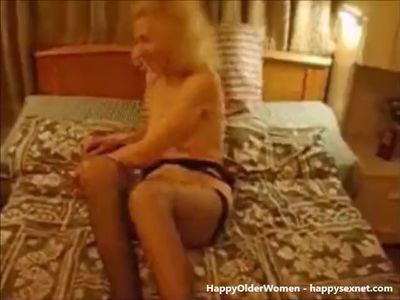 Old bitch loves masturbate. Amateur