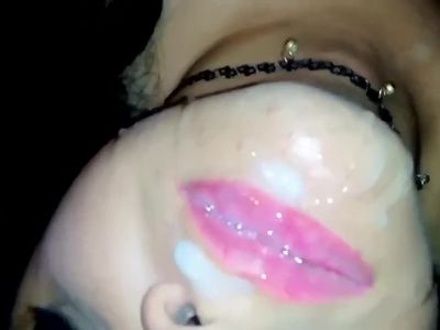 travesti sacando la lechita y se los echo en la cara