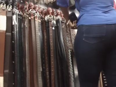 BIG BOOTY EBONY IN JEANS SHOPPING CANDID
