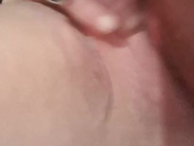 Fat slag rubing her pussy