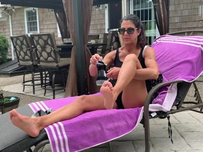 Gorgeous MILF Brooke Ryan Exposes her Bare Feet after removing her sneakers