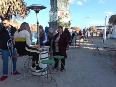 Mother picked up from beach party gets her face covered with cum !