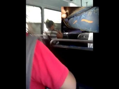 METIENDO DEDOS VECINA CASADA BUS