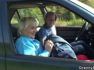Old granny getting screwed roadside