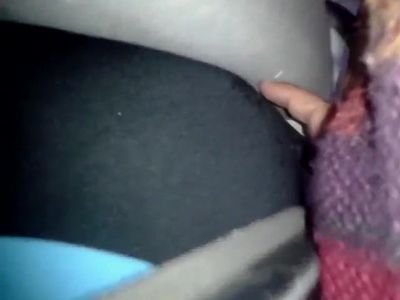 TOCADA DE NALGA CON NOVIO AL LADO BUS