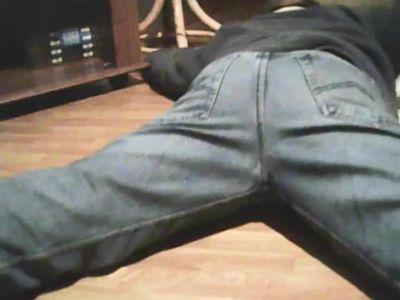 Vieux prisonnir en jean bleu Herve Martin baise le sol violemment