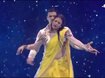 Divyanka tripathi navel treat
