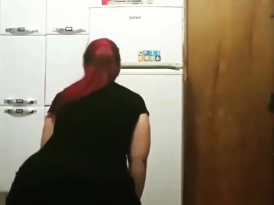 Ruiva da calça legging apertada dançando!